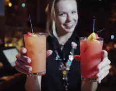 Explora la vibrante vida nocturna de Ámsterdam y otras ciudades turísticas con opciones para todos los viajeros