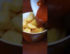 Descubre el placer de comer patatas fritas con mayonesa en tu próximo viaje de turismo gastronómico