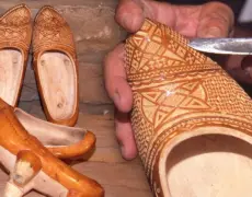 Descubre la auténtica tradición de los zuecos de madera en tu próximo viaje de turismo rural